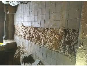 Vyplnění dutiny trámového stropu foukanou izolací